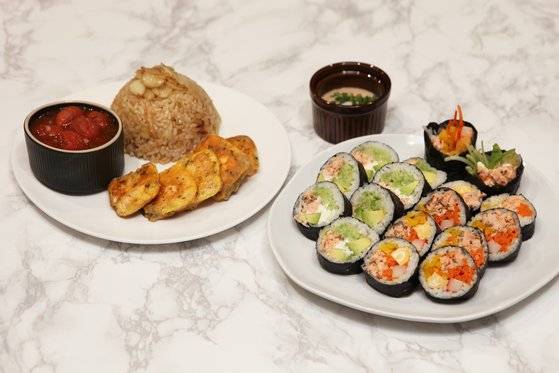 파르메산 치즈가루로 풍미를 더한 연어전과, 연어마요를 듬뿍 채운 두가지 김밥. 온 가족 식사 메뉴로 안성맞춤이다. 사진 송미성