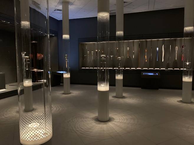 86년 올림픽 역사 보여주는 '성화봉' (도하=연합뉴스) 김예나 기자 = 지난 23일(현지시간) 카타르 도하의 '3-2-1 카타르 올림픽 및 스포츠 박물관'에 올림픽에 사용된 성화봉이 한자리에 전시돼 있다. 2022.10.27
yes@yna.co.kr