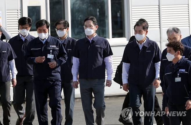 협력사 공장 둘러본 이재용 삼성전자 회장 (광주=연합뉴스) 천정인 기자 = 이재용 삼성전자 회장이 28일 오후 광주 광산구 평동산업단지에 있는 협력회사를 방문해 공장을 둘러보고 있다. 이 회장은 이날 협력회사 방문에 앞서 삼성전자 광주사업장을 찾았다. 2022.10.28 iny@yna.co.kr