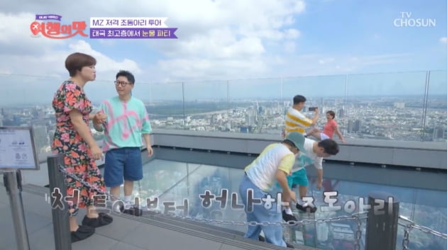 Jo Hye-ryun revealed how she became afraid of heights.In the TV CHOSUN taste of travel broadcast on the 28th, Jo Dong-ri (Kim Yong-man, Ji Suk-jin, Kim Soo-yong) and her sisters (Kyeong-shil Lee, Park Mi-sun, Jo Hye-ryun) continued their Bangkok trip.In this tour, which is a guide to Jo-dong, Bangkok Shopping and the conquest of restaurants were held.They went to experience Thailands traditional martial arts Muay Thai. Unlike other members who follow it well, Park Mi-sun was somewhat sloppy.However, Park Mi-sun, who had been advised by the master to recall the person he wanted to hit, rushed to the sandbag.Lee, who saw this, said, Park Mi-sun is the only one who will be so angry.After the practice, Jo-dong and Sen sisters challenged sparring. In the confrontation between Kim Yong-man and Jo Hye-ryun, Kyeong-shil Lee said, Hye-ryun, you can not do it to me.However, Jo Hye-ryun said, I took care of my sister earlier. I did this (nose surgery) on my sister, so what should I do? and made Kyeong-shil Lee accept it.They also found the highest Observation deck in Thailand, and as soon as they arrived at the Observation deck, everyone was sighing at the sight.In particular, the Skywalk, which can be placed under the foot of Thailand, caught their eye.Even Kim Yong-man, one of the members of taste of travel, said, Ive been to the skywalk of 314m 78th floor, but this place is really big.Ji Suk-jin and Jo Hye-ryun couldnt even get near the skywalk and hardened. Jo Hye-ryun even burst into tears in front of the skywalk. Jo Hye-ryun said, It hurts a lot.I did Paragliding on SBS Sports Great Exploration. I practiced in a domestic mountain and went to Switzerland and ran, but the radio fell off.Switzerland In the middle of the sky, no one told me and I did not know where to go. Jo Jong-ri said, Jo Hye-ryun did not do it, I thought it was acting, but I was really surprised to cry. I understand the story, he understood Jo Hye-ryun.