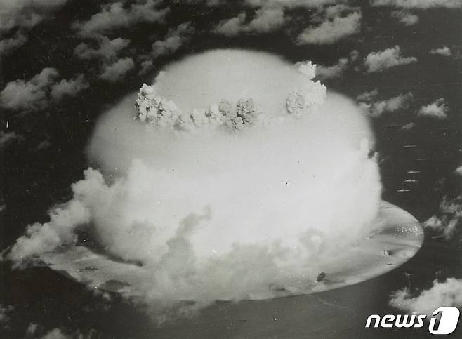미국 의회도서관이 제공한 사진 속에 1946년 서태평양 미크로네시아의 마셜제도 북부 비키니환초에서 시행됐던 핵무기 시험발사 현장이 담겨있다. (본문과 관련없음) 2014.04.25 ⓒ 로이터=뉴스1 ⓒ News1 정윤미 기자