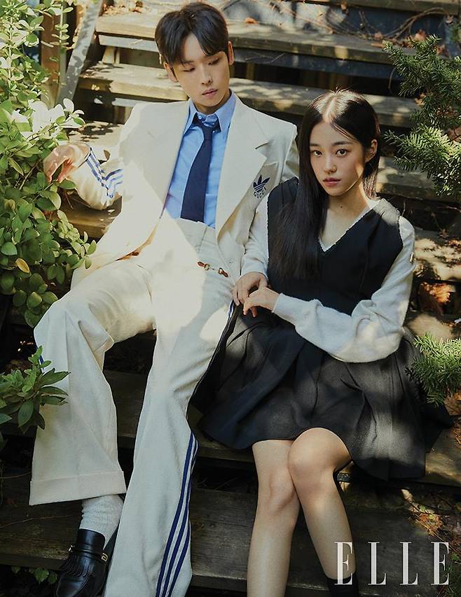 박정우가 입은 재킷과 셔츠, 팬츠, 슈즈는 모두 Gucci. 노윤서가 입은 니트와 베스트, 스커트 모두 Louis Vuitton.
