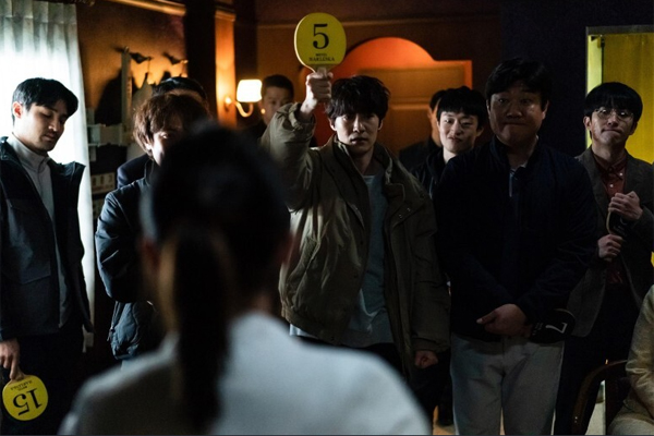 In a motel in Gapyeong, Noh Hyun-soo (Jin Seon-kyu) in a suit and Park Chu-young (Jeon Jongseo) in a school uniform bargain for the ransom of the original fellowship.Noh Hyun-soo, who brought a million won for his first experience, heard that Park Joo-young was sexually harassed by his teacher because he was young.) And when he finds out that Park Joo-young is not a high school student, he gets angry and eventually cuts the price to 70,000 won. Tving Lizzy Null Drama  starts with a situation where Roh Hyun-soo takes the initiative.But the story turns around quickly, revealing that it is all a spider web created by Park Joo-young, who is trying to capture Noh Hyun-soo, and the organ trafficking organization behind him.In the other room of the Motel, which seems to be leading all of this, schoolgirls in school uniforms are in and out of work.Noh Hyun-soo, who is tied up on the operating table, is standing at the Illegal auction house where his eyes are covered and his organs are placed. Now, Noh Hyun-soo is in a position to sell his body backwards.So far, it is not different from Lee Chung-hyuns original 14-minute Cinema 16: American Short Films .Cinema16: American Short Films, which met at the Motel and created a tension with the conversation between Noh Hyun-soo and Park Joo-young and presented a creepy reversal story in it.It is similar to the direction from the beginning to the end, following the steps of these people almost from the composition to the one-take.But Tving OLizzys version of the movie, The Ransom, links a new world from here: Earthquake suddenly breaks down and the Motel collapses.Lets add another Worldview like this, and the story of  expands that much.In other words, this work presents the catharsis of the situation in which the capitalized world that bargains the ransom collapses one by one and makes such a bargain itself funny.In other words, the world of Noh Hyun-soo, who bargained for the ransom with the aid fellowship, collapsed by the situation that his organs were auctioned, and at the auction house, Motel collapses and the world also collapses.What is interesting is that the expanded Worldview visually shows the collapse of the capitalized world and at the same time depicts the story of a terrible ransom bargain that continues even in the collapsed world.There is a struggle between Roh Hyung-soo, who is trying to survive somehow, and Park Joo-young, a ransom bargaining expert who is struggling to change the situation into an opportunity.The unique Worldviews thrilling and almost uninterrupted video production gives you a sense of immersion as you follow what they are going through.What is indispensable is the lunacy of the actors who continue to evolve into a new situation with the aid dating scene, the long-term Illegal auction scene, and the survival situation of the collapsed Motel.Jeon Jongseo, who has already shown overwhelming Lunacy in  or , has been constantly expanding the spectrum from  to ,  to Drama  Jin Seon-kyus acting is overwhelming.Jin Seon-kyu is a bottom-of-the-line person who is faithful to Blow-Up, who is 180 degrees different from the innocent and tidy boy-like appearance shown in the recent Yu Quiz on the Block Show through .The thrill of reversal story is not only felt in the worldview of ransom.I can not help but notice the exhilaration of the Reversal story of Jin Seon-kyus acting that shows his image again.Jin Seon-kyu is a bottom-of-the-line person who is faithful to the Blow-Up, but also naughty and lethal, which is 180 degrees different from the innocent and tidy boy-like appearance shown in Outside the tent Europe Seo-kyu shows through ransom.The thrill of reversal story is not only felt in the worldview of ransom.I can not help but notice the exhilaration of the Reversal story of Jin Seon-kyus acting that shows his image again.