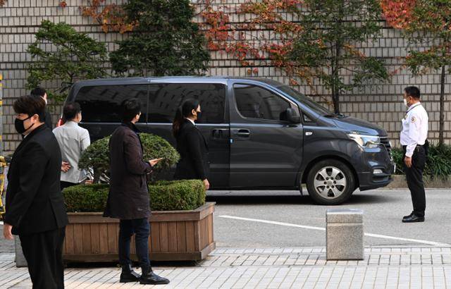 유동규 전 성남도시개발공사 기획본부장이 28일 서울 서초구 서울중앙지방법원에서 열린 대장동 개발 사업 로비·특혜 의혹 관련 재판에 경찰의 신변보호 조치의 일환으로 경찰호송차를 타고 출석하고 있다. 왕태석 선임기자