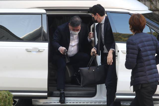 유동규 전 성남도시개발공사 기획본부장이 21일 서울 서초구 서울중앙지방법원에서 열린 1심 공판에 참석하기 위해 차량에서 내리고 있다. 왕태석 선임기자