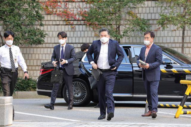 유동규 전 성남도시개발공사 기획본부장이 24일 서울 서초구 서울중앙지법에서 열리는 대장동 개발 사업 로비·특혜 의혹 관련 속행 공판에 출석하고 있다. 왕태석 선임기자