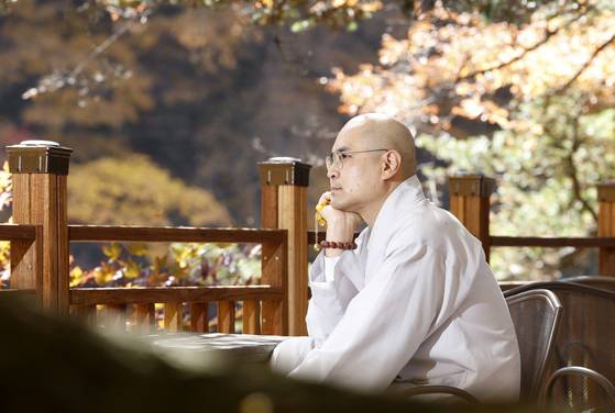 월정사 내 전통찻집 청류다원에서 자현스님이 생각에 잠겨 있다. 김경빈 기자