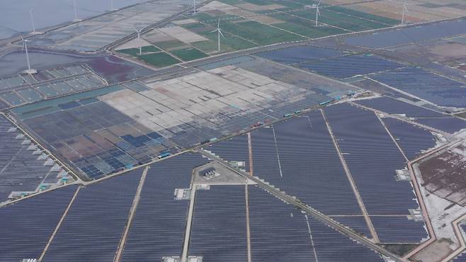 전남 영광군 염산면. 염전이 사라진 자리에 태양광 발전소가 들어서고 있다.