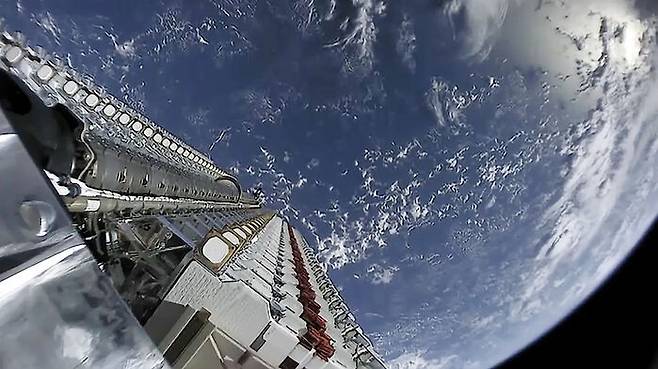 저궤도에서 사출 대기중인 스타링크 위성들(사진:스페이스엑스 홈페이지)