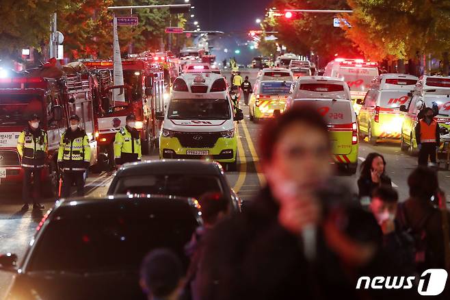30일 새벽 서울 용산구 이태원 일대가 소방차와 구급차들로 가득차 있다. 소방당국은 이번 사고로 120명이 숨지고 100명이 부상했다고 밝혔다. 2022.10.30/뉴스1 ⓒ News1 민경석 기자