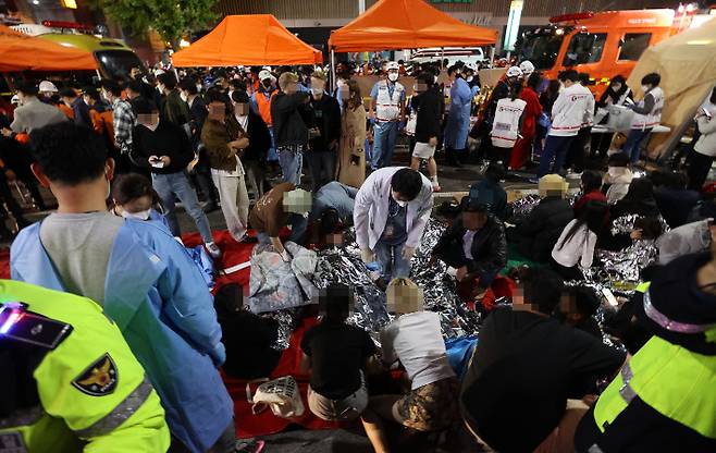 지난 29일 발생한 서울 용산구 이태원 핼러윈 인명사고에서 구조된 부상자들이 현장 인근에서 치료를 받고 있다. 연합뉴스