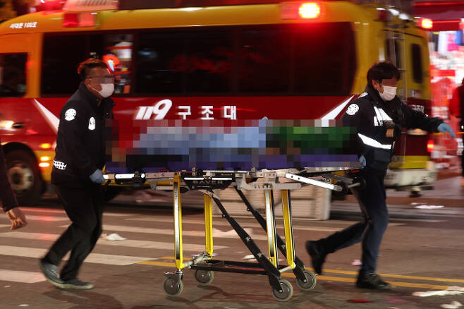 서울 용산구 이태원동 일대에 핼러윈을 맞아 인파가 몰려 대규모 인명사고가 발생, 부상자들이 이송되는 모습. 연합뉴스
