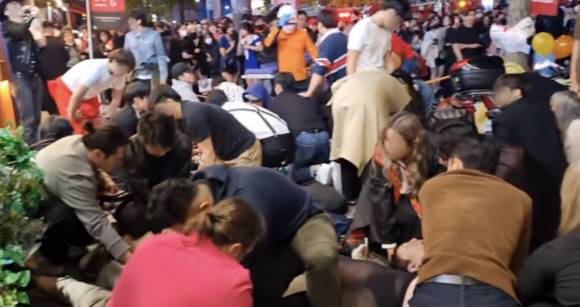 심폐소생술 진행 중인 시민들 - 이태원 사고현장에서 실신한 희생자들을 시민들이 심폐소생술을 진행하며 구조하고 있다. SNS캡쳐