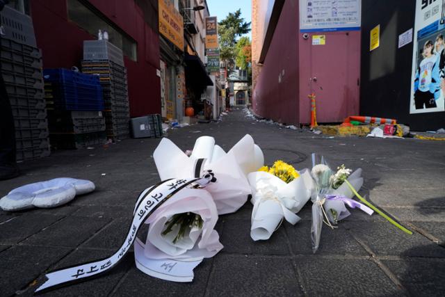 30일 전날 참사가 발생한 이태원 거리 근처에 희생자를 추모하는 꽃이 놓여있다. AP 연합뉴스