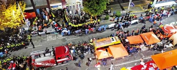 < 시간을 되돌릴 수 있다면… > 지난 29일 서울 이태원 핼러윈 압사 사고 현장에서 119구조대원과 경찰 등이 주변을 통제하고 구조작업을 하고 있다. 이날 대규모 인파와 차량으로 인해 구조작업에 어려움을 겪었다. 연합뉴스