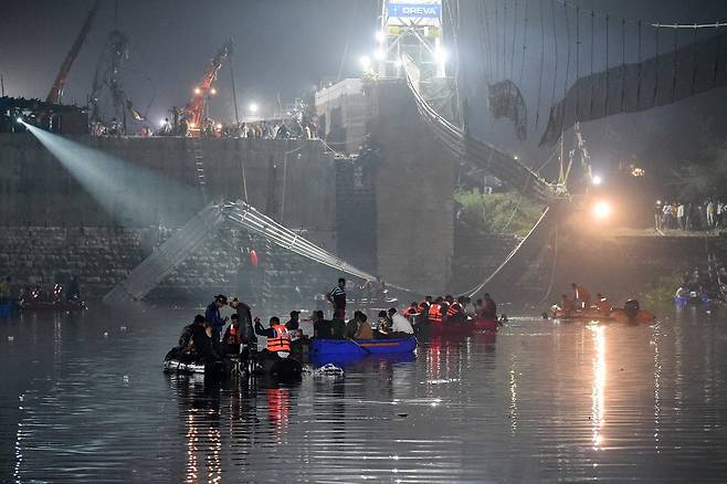 31일(현지시간) 인도 서부 구자르트주에서 발생한 다리 붕괴 사고 현장 /AFPBBNews=뉴스1