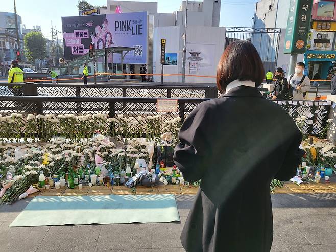 31일 오전 9시께 서울 지하철 6호선 이태원역 1번 출구 앞에서 한 시민이 지난 29일 이태원동에서 발생한 참사 희생자들을 추모하기 위해 서 있다. 박혜원 기자