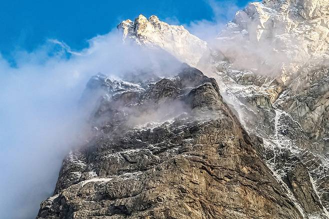 등반자를 압도하는 그랑드조라스 북벽의 모습.