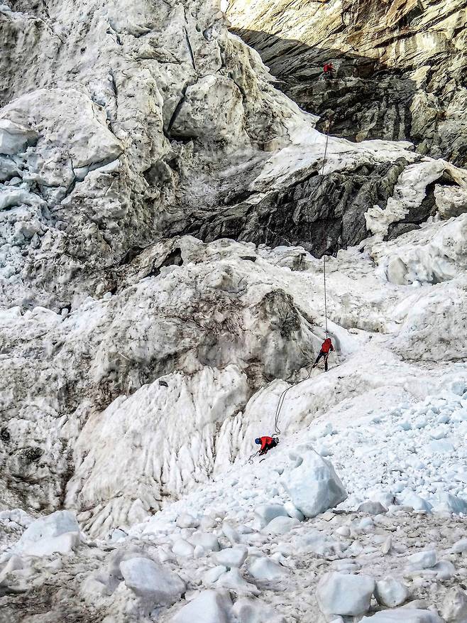 마지막에 빙하로 내려서기 전 설벽을 60m 하강한다.