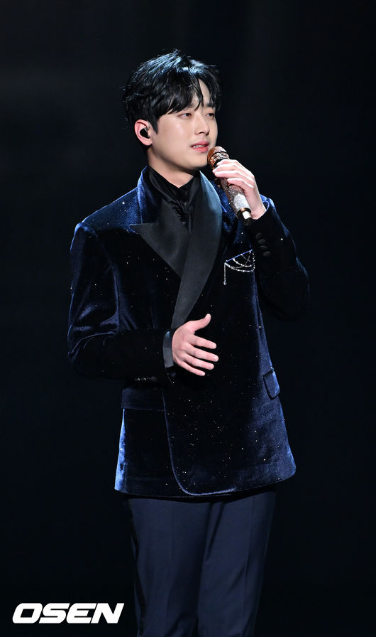 Singer Lee Chan-won mourned Lee One True and did not sing on the event stage.Its Lee Chan-won who tried to protect the courtesy for the fans until the end.Lee Chan-won attended the first theme park picnic autumn festival event held at Hwasun station in South Jeolla Province on the 30th of last month and heard a rant from a male Audience.Lee Chan-won reportedly apologized for not singing on stage due to One True in Seoul, saying that he was going to sing while he was coming down and said he ranted and struggled with the manager.In fact, Lee Chan-won attended the event on the day of the event through the fan caf before the event, but the stage did not proceed.It is said that it is said that it is said that it is said that it is said that it is said that it is said that it is said that it is said that it is said that it is said that it is said that it is said that it is said that I bowed my head and apologized and excused myself.In the end, however, there was a conflict with Audience.So why did Lee Chan-won find the event after he announced in advance that he would not do the stage?Lee Jin-ho, a YouTuber, said in a personal broadcast that  ⁇  Lee Chan-won was able to grasp that he had done his responsibilities quite hard.Lee Jin-ho said that after the national mourning period was declared, Lee Chan-won said that it would be difficult to go to the event through his agency.However, Lee Chan-wons participation in the event was reported in advance, and there were fans gathered at the Hwasun station in South Jeolla Province.There were also fans who played Lu Su at South Jeolla Province Hwasun station from the previous day, 29th.The organizer took a picture of these fans and sent it to Lee Chan-wons agency, and Lee Chan-won, who saw the photo, decided to go down and greet the fans who came to the event.In the end, it was Lee Chan-won who tried to protect his courtesy to the fans.Lee Jin-ho said, The problem is the general Audiences who really came to the scene to see the performance.Not a few people went to the box office after Lee Chan-won went down the stage and demanded a refund.It would not have been a big problem if it were part of it, but many of the Audiences demanded a refund, and the entrance was paralyzed. The organizers are also in a state of confusion.Unexpectedly, the organizers also suffered damage. Lee Chan-wons agency, Green Snake, has concluded that he has not already sung with the event organizer on the case.Audience protested that he did not sing at the event, and there was a slight appeal, but there was no big problem.D.B.