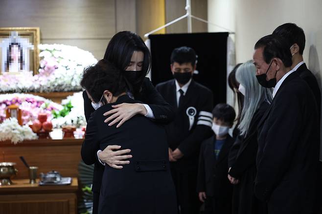 김건희 여사가 2일 오후 이태원 참사 고교생 희생자 빈소가 마련된 서울 노원구 한 장례식장을 방문, 유가족을 위로하고 있다. /대통령실 제공