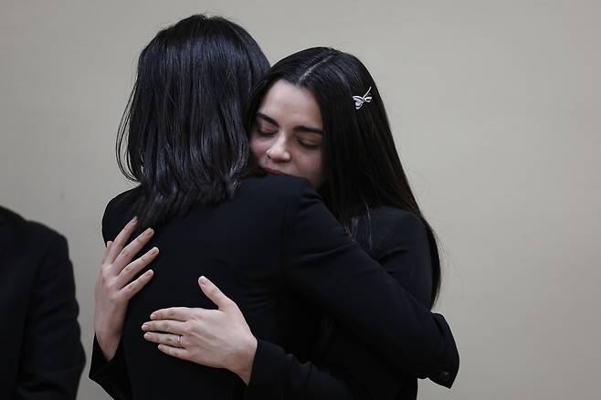 윤석열 대통령 부인 김건희 여사가 2일 '이태원 참사' 희생자 빈소가 마련된 경기 용인의 한 장례식장을 찾아 조문한 후 남자친구의 비보를 듣고 급히 입국한 미국인 여자친구를 안아주고 있다. /대통령실 제공