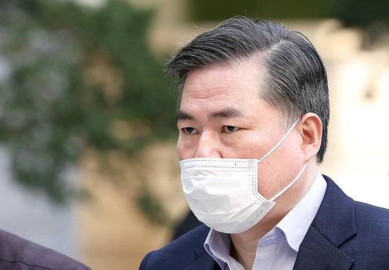 2022년 10월 28일 유동규 전 성남도시개발공사 본부장이 대장동 개발사업 의혹 관련 재판을 받기 위해 서울중앙지법에 들어서고 있다. 연합뉴스