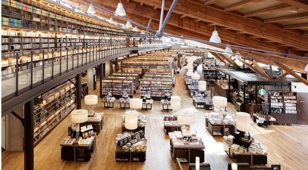 일본 사가현 다케오시 시립도서관. 츠타야 서점이 운영을 맡은 후 연간 이용자가 100만명에 달할 정도로 지역 명소로 탈바꿈했다.