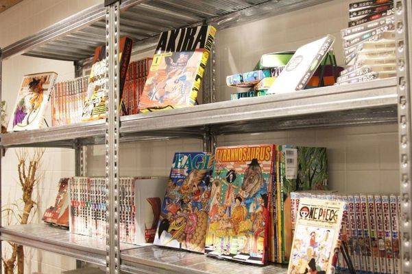 호텔 한켠을 가득 메운 만화책.