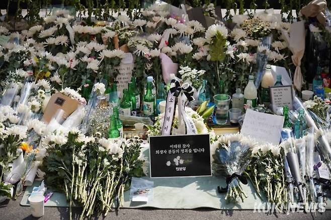 31일 오후 서울 용산구 이태원역 1번 출구 앞에 마련된 '이태원 압사 사고' 희생자 추모공간을 찾은 세월호 유가족들이 고인들을 추모하고 있다. 사진=임형택 기자