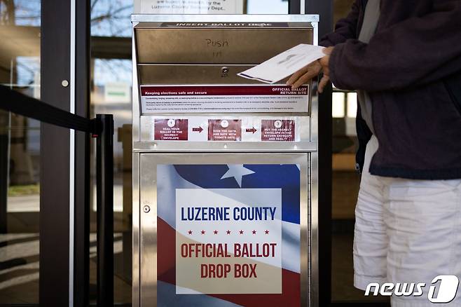 3일(현지시간) 미국 펜실베이니아주 북동부 윌크스배러에 마련된 우편투표함에 한 남성이 투표용지를 넣고 있다. 2022.11.03 ⓒ 로이터=뉴스1 ⓒ News1 정윤미 기자