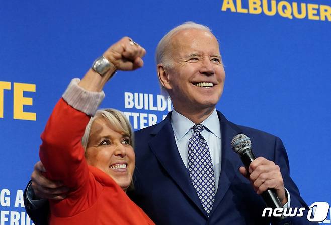 3일(현지시간) 미국 뉴멕시코주 앨버커키 소재 갤러고스 지역센터에서 조 바이든(오른쪽) 대통령이 미셸 루한 그리샴(왼쪽) 현 주지사와 합동 유세를 하고 있다. 2022.11.03 ⓒ 로이터=뉴스1 ⓒ News1 정윤미 기자