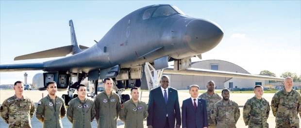 < 전략폭격기 앞에 선 ‘한미 동맹’ > 이종섭 국방부 장관과 로이드 오스틴 미국 국방부 장관이 3일(현지시간) 미국 메릴랜드주의 앤드루스 공군기지를 방문해 전략폭격기 B-1B 앞에서 부대원들과 기념촬영을 하고 있다. B-1B는 유사시 핵무기를 탑재하고 한반도에 전개되는 미국의 핵심 전략자산이다. /AFP연합뉴스