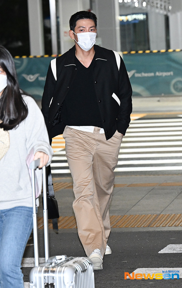Actor Ji Chang-wook is leaving for Manila on November 4th at Incheon International Airport in Unseo-dong, Jung-gu, Incheon.