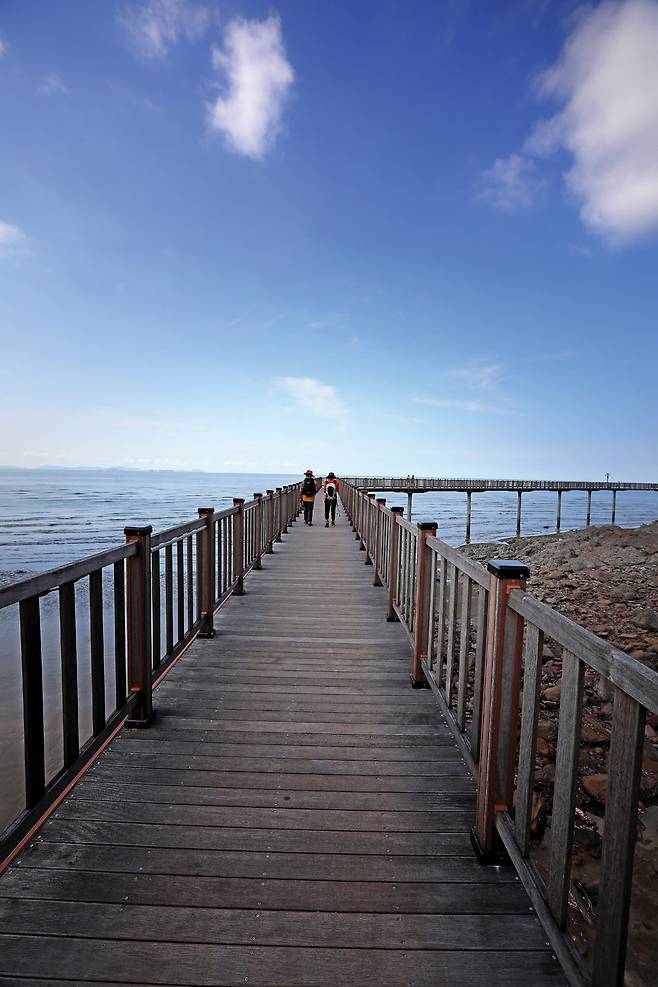 하나개해수욕장의 명소인 해안데크길. 호룡곡산 산행과 연계할 수 있다.