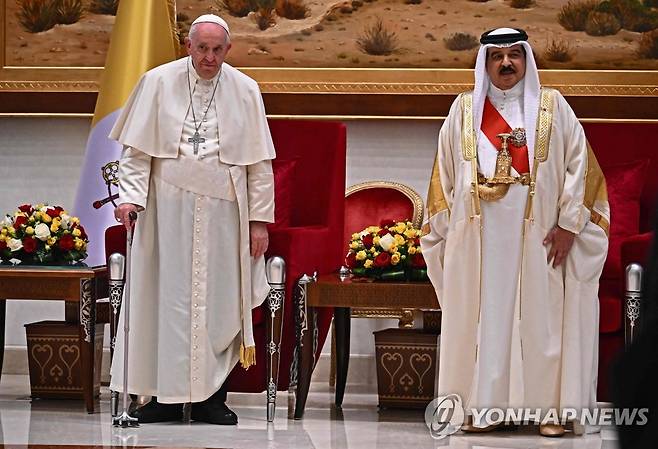바레인에 도착한 교황(왼쪽) (마나마 AFP=연합뉴스) 프란치스코 교황이 3일(현지시간) 바레인에 도착해 하마드 빈 이사 알-할리파 국왕의 환영을 받고 있다. 2022.11.3