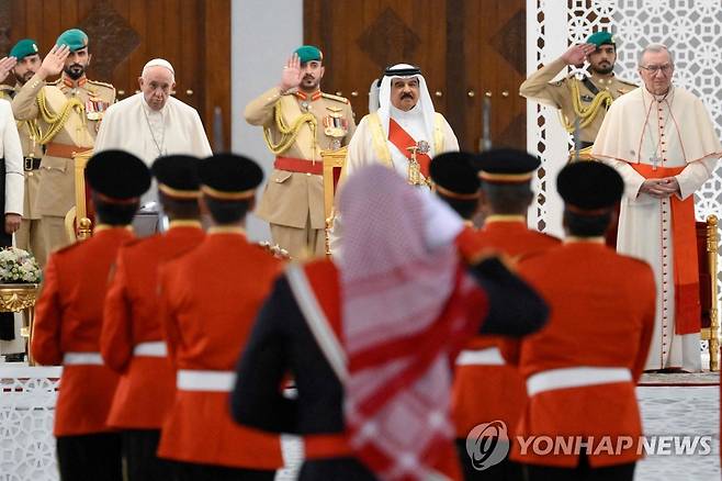 바레인 방문한 교황 (마나마 AFP=연합뉴스) 프란치스코 교황이 3일(현지시간) 바레인에 도착해 하마드 빈 이사 알-할리파 국왕의 환영을 받고 있다. 2022.11.3 photo@yna.co.kr