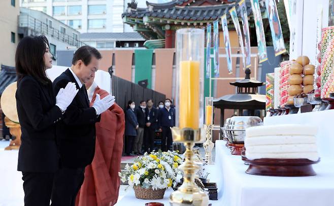 윤석열 대통령과 부인 김건희 여사가 4일 오후 서울 종로구 조계사에서 열린 ‘이태원 참사 희생영가 추모 위령법회’에 참석, 헌화한 뒤 두손을 모으고 희생자들을 추모하고 있다 (사진=연합뉴스)