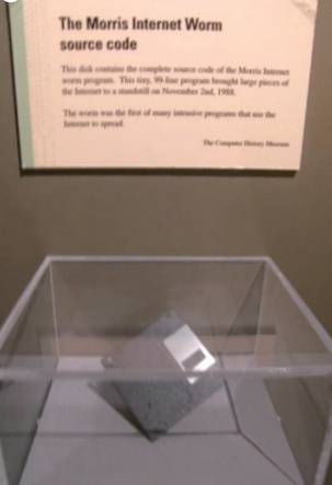 모리스 웜의 소스 코드가 담긴 3.5인치 플로피 디스켓. 현재 미국 컴퓨터역사박물관에 전시되어 있다. 위키피디아 제공