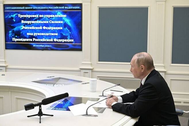 푸틴은 지난 10월26일부터 러시아 군의 핵전쟁 훈련인 그롬(Grom)을 진행하고 모스크바에서 화상으로 참관했다. [사진:AFP-연합]