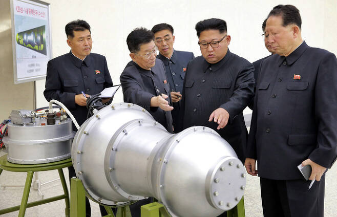 김정은 북한 국무위원장이 ICBM에 탑재되는 핵탄두 모형을 살펴보고 있다. 세계일보 자료사진
