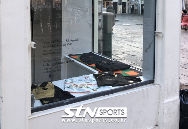 새 도약을 준비하는 베네치아 FC의 올 시즌 유니폼. 사진|이형주 기자(이탈리아 베네치아)
