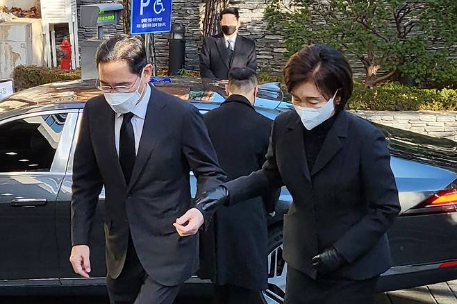 이재용 삼성전자 회장과 홍라희 전 리움미술관장이 6일 중구 필동 CJ인재원에 마련된 손복남 CJ그룹 고문의 빈소를 찾아 조문했다. /연합뉴스