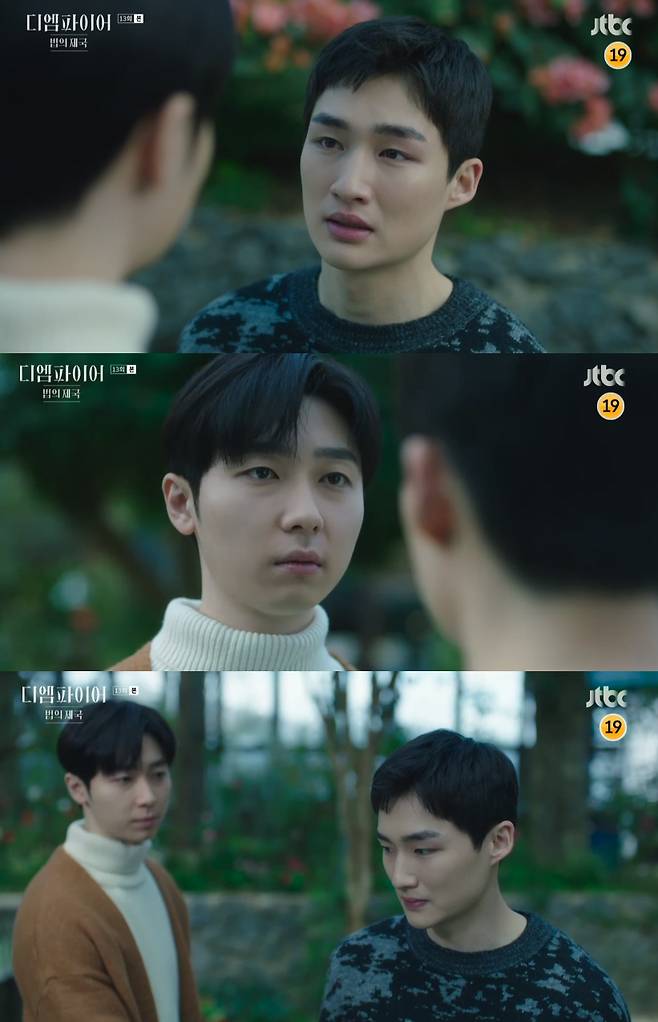  ⁇  The Empire of Law ⁇  Kwon Ji-woos Secret was revealed.On June 6, the JTBC Saturday drama The Empire of Law revealed the secret of Kim Sun-as son Han River bag (Kwon Ji-woo).Han Hye-ryul expressed his expectation that Han Riverback would be an adult who cares more about the socially weak than me in reading books related to Homosexuality.But Han Riverback appeared restless as he listened to sermons in church criticizing Homosexuality.In addition, Han Riverback, who was studying the Bible with his family at home, was hardened by the Bibles Homosexuality reference.Afterwards, Han River Bag said goodbye to Jung Kyung-yoon (Jung Jae-oh), saying, Its all over. Afterwards, Han River Bag threw the coupling that he was trying to give to Jung Kyung-yoon into the trash can and sobbed.On the other hand, Ham Gwang-jeon (Lee Mi-sook) was shocked to see Han River bag and Jung Kyung-yoon talking.iMBC  ⁇  Screen Capture JTBC