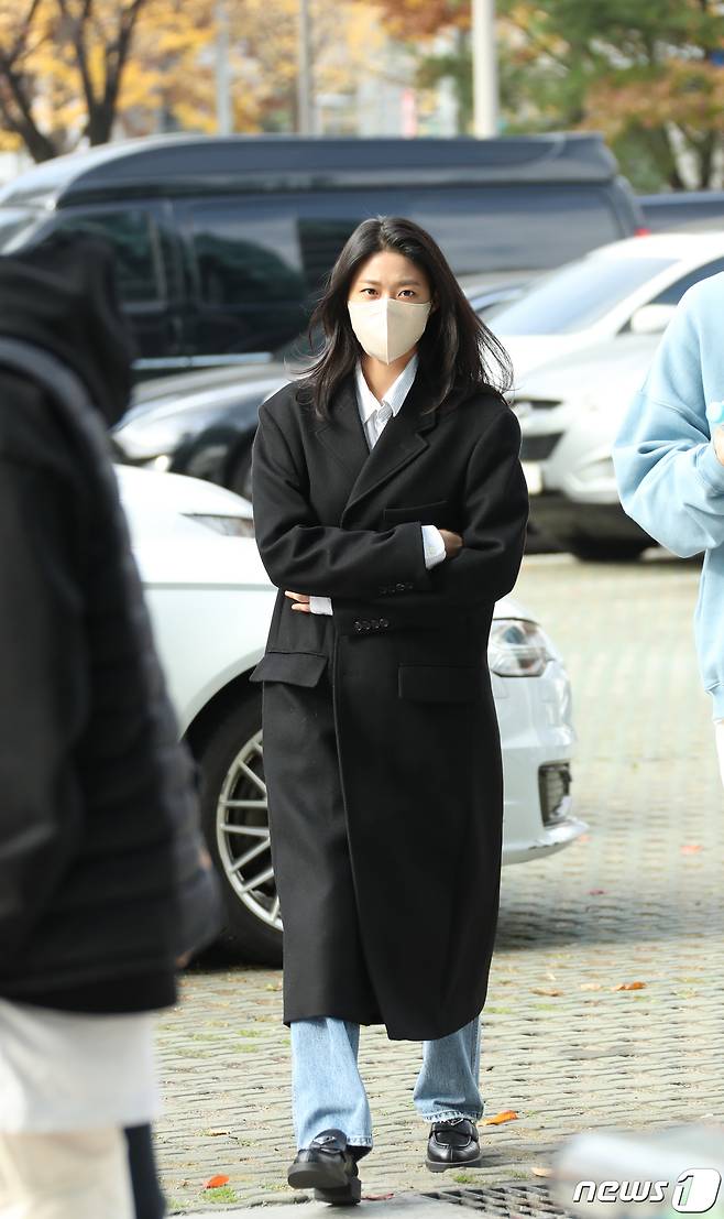 배우 설현이 라디오 '최화정의 파워타임‘(최파타)을 위해 7일 서울 양천구 SBS목동에 도착해 스튜디오로 이동하고 있다. ⓒ News1 권현진 기자