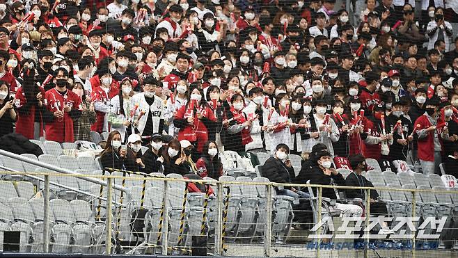 2022 KBO리그 한국시리즈 3차전 키움 히어로즈와 SSG 랜더스의 경기가 4일 서울 고척스카이돔에서 열렸다. 공식 응원 없이 진행된 한국시리즈 현장을 찾은 SSG 치어리더들이 관중석에 앉아 경기를 지켜보고 있다. 고척=박재만 기자 pjm@sportschosun.com/2022.11.04/