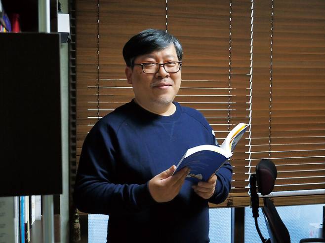 2020년 말 <씨네21>에 연재를 마치며 인터뷰에 나선 정훈 작가. <씨네21> 자료사진