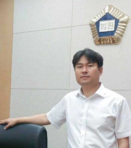 신정일 부장판사는 판사가 되고 싶은 어린 친구들에게 법 지식 등 전문성을 기본으로 갖추고, 평소 사회현상에 대한 깊은 관심과 국민의 눈높이에 맞는 도덕성 등의 성품도 중요하다고 조언했다.