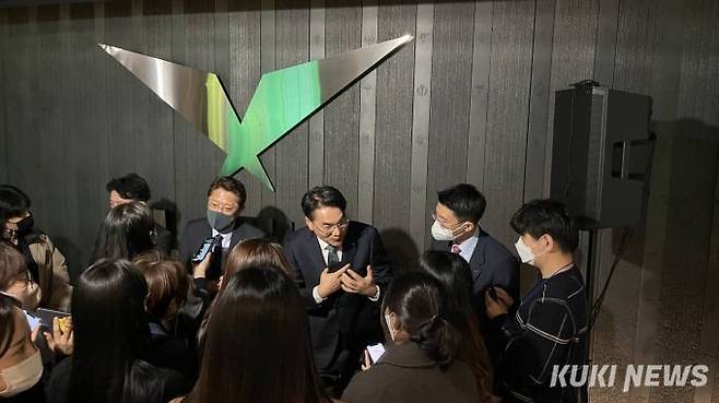 행사가 끝난 뒤 정승욱 대표, 이호 마케팅 실장, 박종철 세계식문화과학기술원 원장이 취재진의 질의를 받고 있다. 사진=안세진 기자