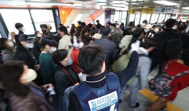 전날 영등포역 인근에서 무궁화호 열차가 탈선한 여파로 7일 오전 1호선이 지연돼 시민들이 불편을 호소하고 있다 / 사진 = 연합뉴스